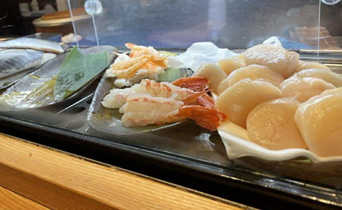 日本の寿司店さながらのネタケース（ロンドン）