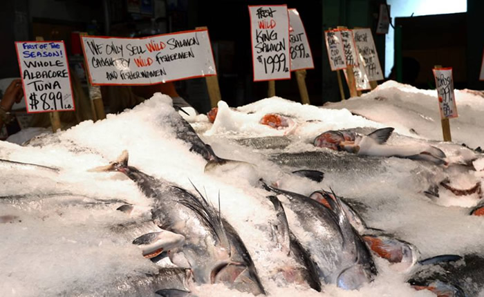 シアトルのパイクプレイス・マーケットに並ぶ魚