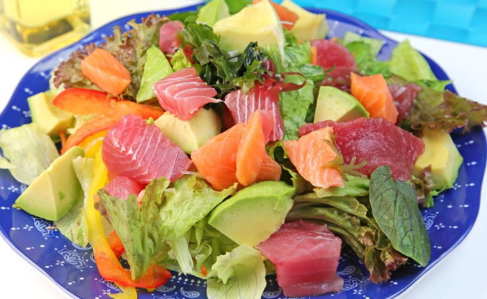 魚介の刺身を醤油や胡麻油などで和えたハワイの伝統料理「ポケ」