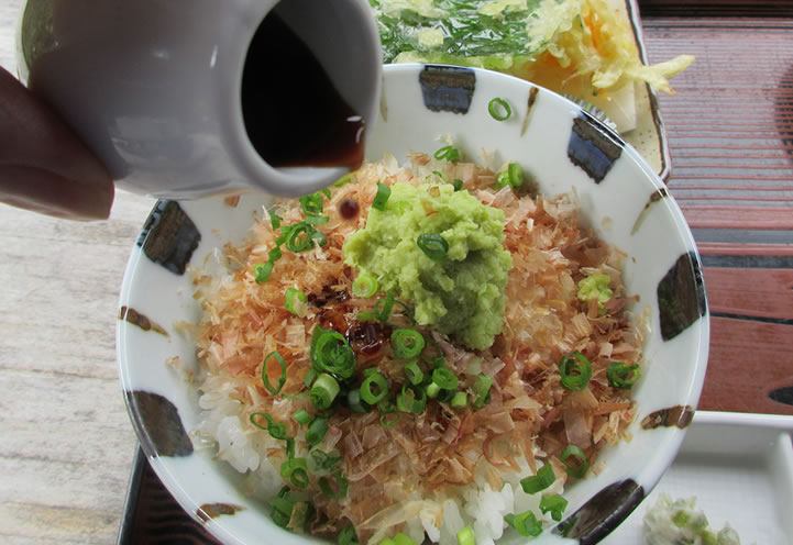 「さびめし」をしょうゆを掛けて味わう