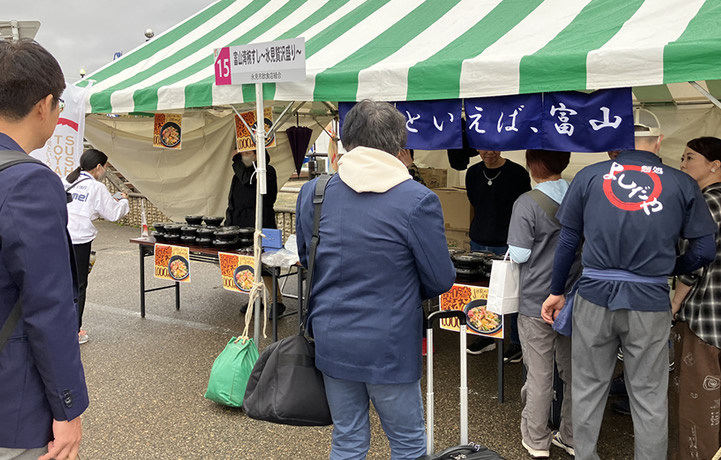 雨の中販売 終了30分前には完売