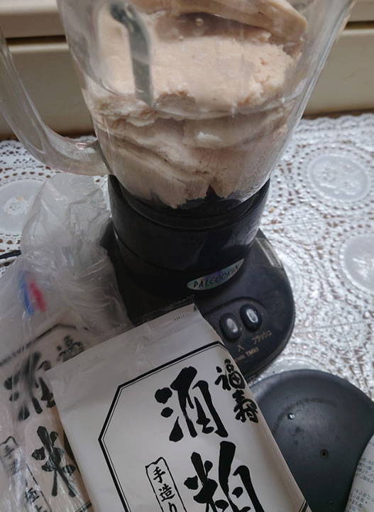 酒粕は、ご存知の通り日本酒の生産工程で出る副産物