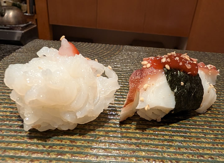 生のタコの握りと、茹でたタコの握り