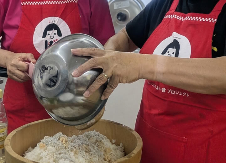 ちりめん入りミツカンすし酢を回しかける