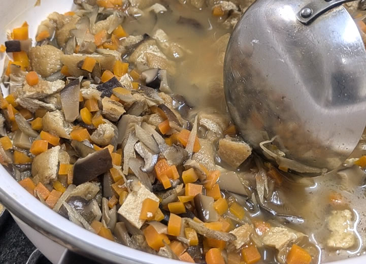 酢飯に混ぜ込むための野菜類の煮物