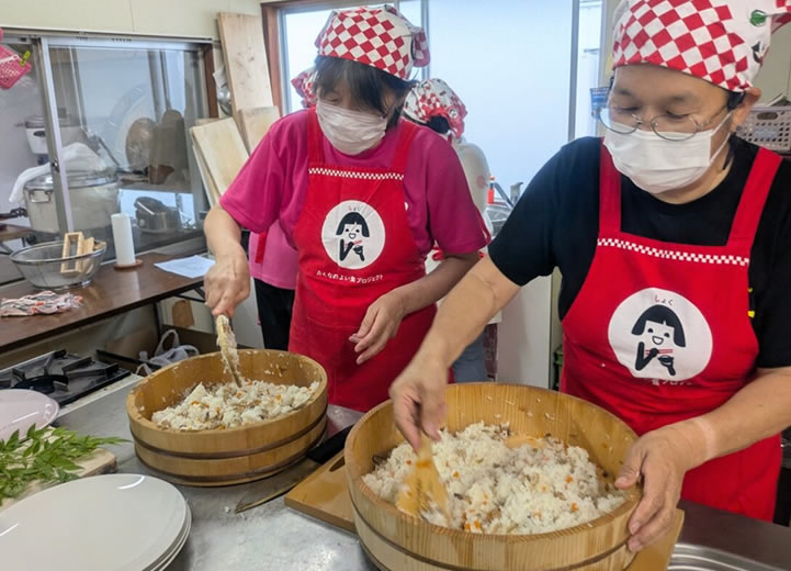 甘めの具材に、酸っぱい酢飯