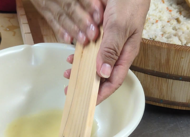 柚の酢で押し寿司の道具（押し抜き）を湿らせる