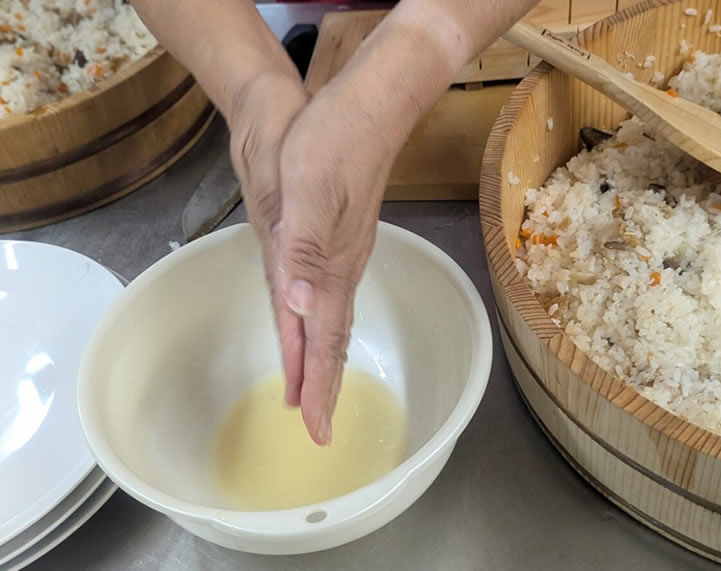 自らの手さえも、水や酢水を使うことなく、柚の酢を染み込ませる