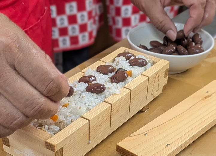 金時豆を2個ずつ入れる