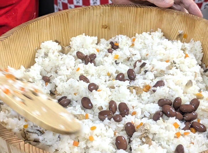 五目酢飯に金時豆を投入