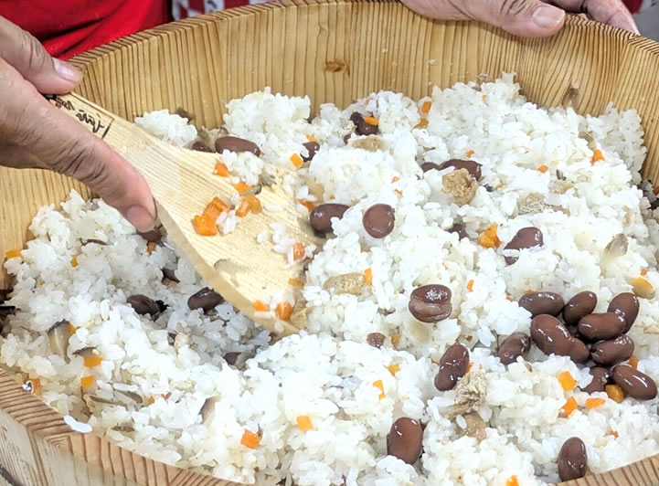 酢飯と混ぜ込んで、押し寿司とは形状の違うすしを作る