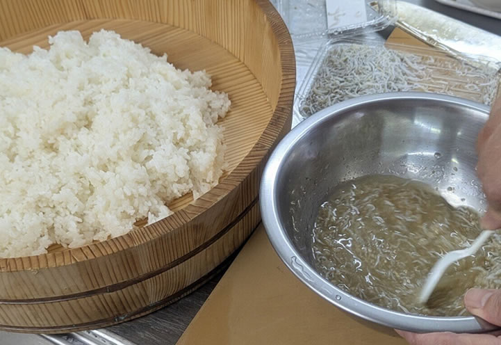 すし酢に生姜とちりめんを混ぜる