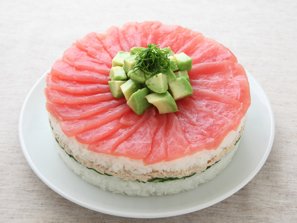 マグロとアボカドのケーキすし