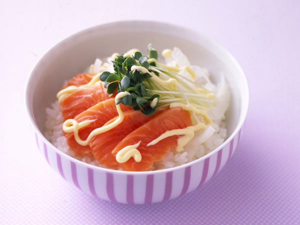 サーモンと玉ねぎのすし丼