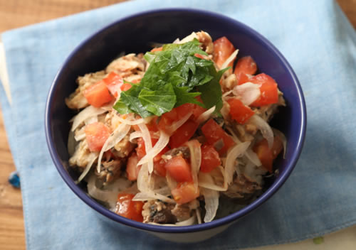 サバ缶とトマトのサラダすし丼